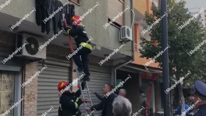 Fier/ Pronarët kishin harruar bombulën e gazit ndezur, banesa 'pushtohet' nga tymi! Zjarrfikësit evitojnë përfshirjen nga flakët