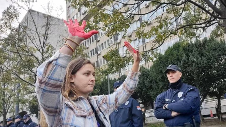 Tragjedia me 14 të vdekur në Novi Sad, qindra protestues kërkojnë përgjegjësi prej autoriteteve në Beograd