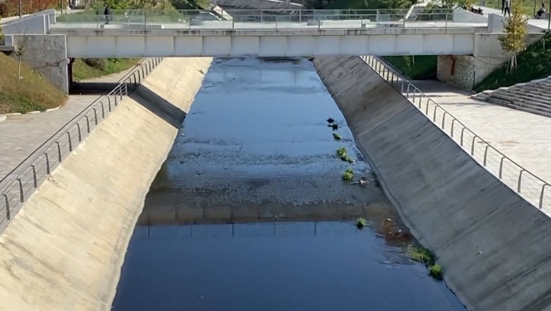 VIDEO/ Uji i zi i Gjanicës, banorët e Fierit dhe ambientalisti: Shteti të gjobisë kompanitë e naftës dhe fabrikat e vajit