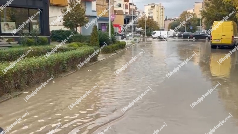 Vlorë/ Pak minuta reshje dhe disa prej rrugëve kryesore të qytetit pushtohen nga uji (VIDEO)