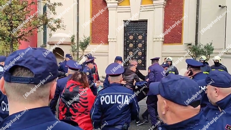 Tiranë/ Protesta e PD-së para bashkisë, efektivit të policisë i bie të fikët! Vjen automjeti për ta shoqëruar (VIDEO)