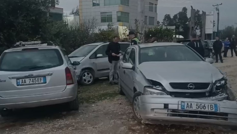 Lushnjë-Rrogozhinë/ Makina me shpejtësi del nga rruga dhe përplas dy mjetet e parkuara para hotelit, s’ka të lënduar! Policia ndalon drejtuesin, shkak dyshohet edhe lagështia