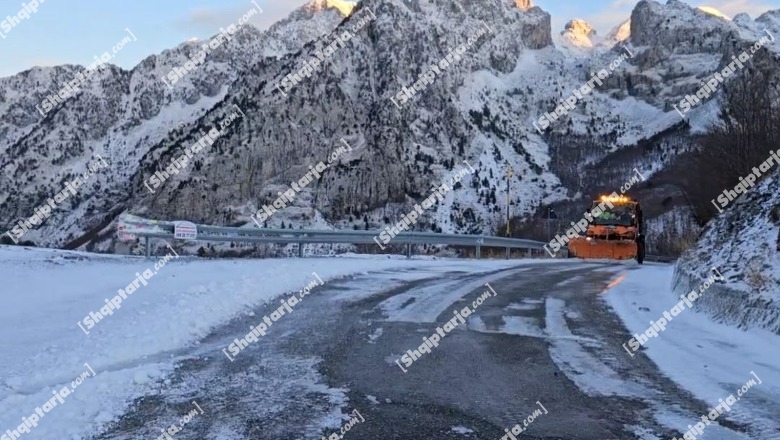 Ikën stuhia,  Shkodra përfshihet nga dëbora, të gjitha rrugët të kalueshme (VIDEO)