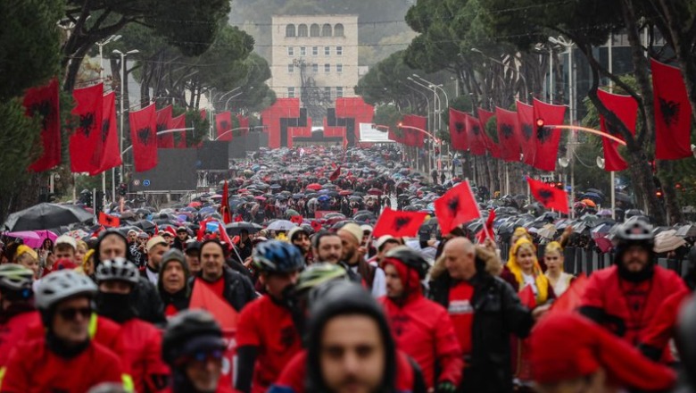 Rikthehet 'Parada Shqiptare' më 28 Nëntor në Tiranë! 300 grupe artistike nga Diaspora do të mblidhen në kryeqytetin shqiptar