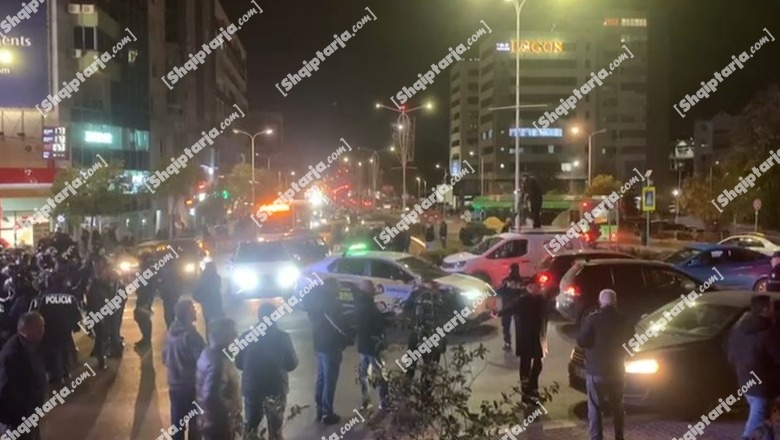 Protesta e PD-së/ Tek  Zogu i Zi policia krijon një rrugë për të lehtësuar trafikun e makinave që vijnë nga ish-sheshi Shqiponja