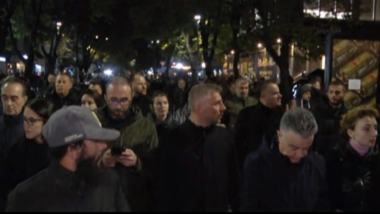 Protesta mbyllet vetëm te ‘Sheshi Uillson‘, Bardhi dhe grupi i bashkohen turmës te Bashkia e Tiranës, pikat e tjera s'i binden