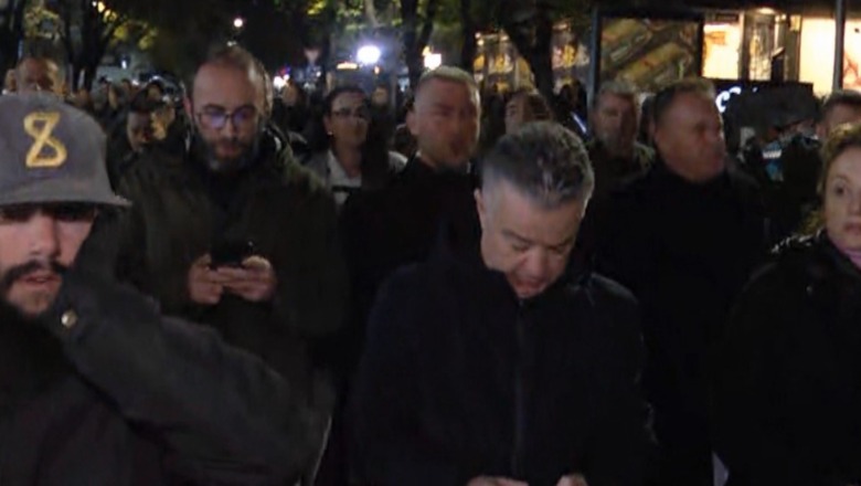 Bardhi koordinon protestën me telefon, zhvendos protestuesit nga sheshi Willson drejt Bashkisë Tiranë