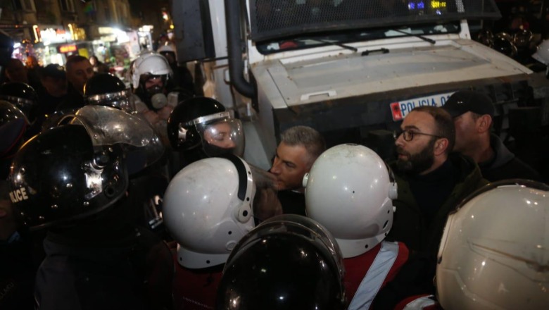 Protesta e 26 nëntorit/ Goditën e ofeduan policët, 15 deputetë të opozitës hetohen si organizatorë! Arrestohen 2 militantë, 64 në hetim (EMRAT)