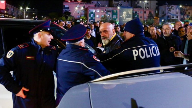 Protesta e PD, rritet numri, 44 protestues të shoqëruar në polici