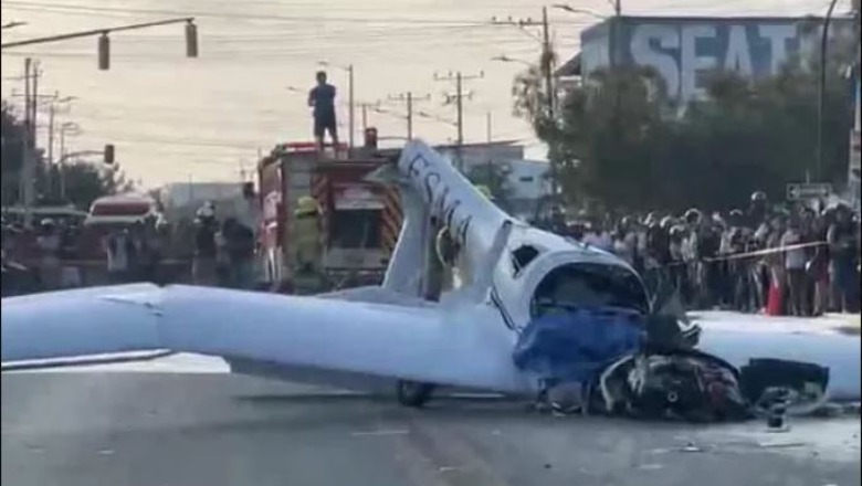 Panik në Ekuador, aeroplani rrëzohet në mes të rrugës! Humbin jetën dy persona, plagoset një tjetër (VIDEO)