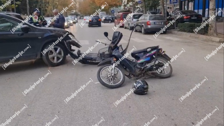 Aksident në Fier, makina përplaset me motorrin, plagoset 1 person