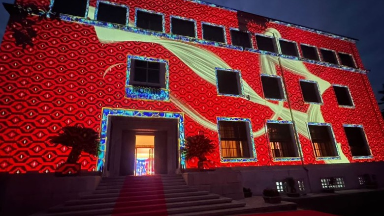 FOTOLAJM/ Presidenca ‘vesh’ dekorin e festave, ndriçohet nga drita shumëgjyrshe