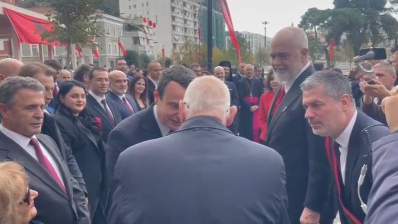 Pas ceremonisë së Ngritjes së Flamurit, Rama me Kurtin takojnë nipin e Ismail Qemalit, Nedin Vlora, tek sheshi i Flamurit