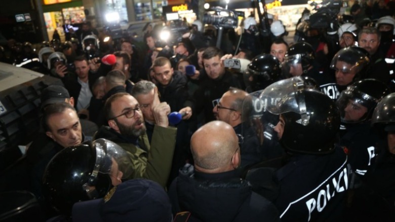 Protesta e PD-së më 26 nëntor, lirohet nga qelia një prej të arrestuarve! Nesër del për masën protestuesi tjetër! Deputetët e PD-së po hetohen si organizator