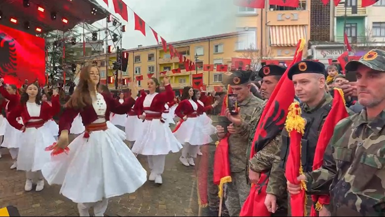 112-vjetori i Pavarësisë, Mirdita vishet Kuqezi! Flamur gjigand në qendër të qytetit! Qindra qytetarë në festime, edhe ish-ushtarë të UÇK-së