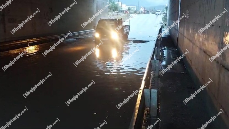 VIDEOLAJM/ Lezhë/ Nënkalimi në Fushë Mamurras i pakalueshëm për makinat e vogla, niveli i ujit arrin 40 cm