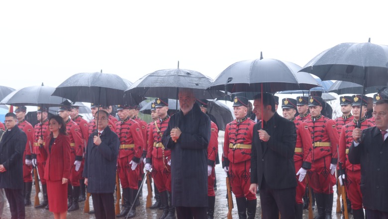 29 Nëntori/ Krerët e shtetit homazhe në Varrezat e Dëshmorëve! Ambasada e SHBA-së: Koha për të nderuar sakrificat që i dhanë formë historisë! 