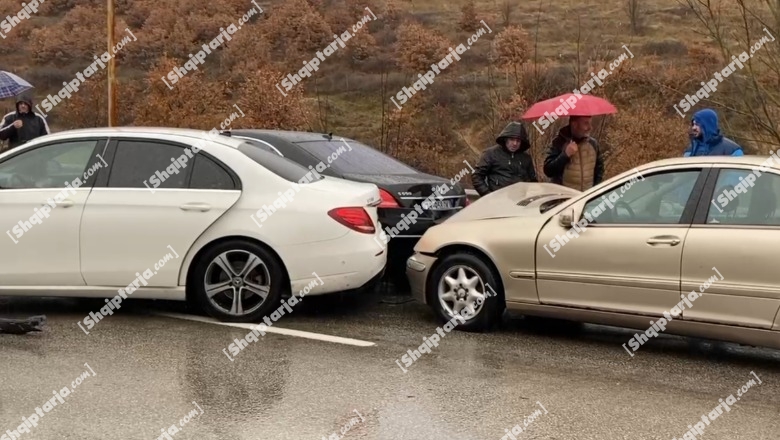 Aksident i trefishtë në aksin Pogradec- Korcë! Makinat përplasen me njëra-tjetrën, shkak shpejtësia dhe lagështia në rrugë