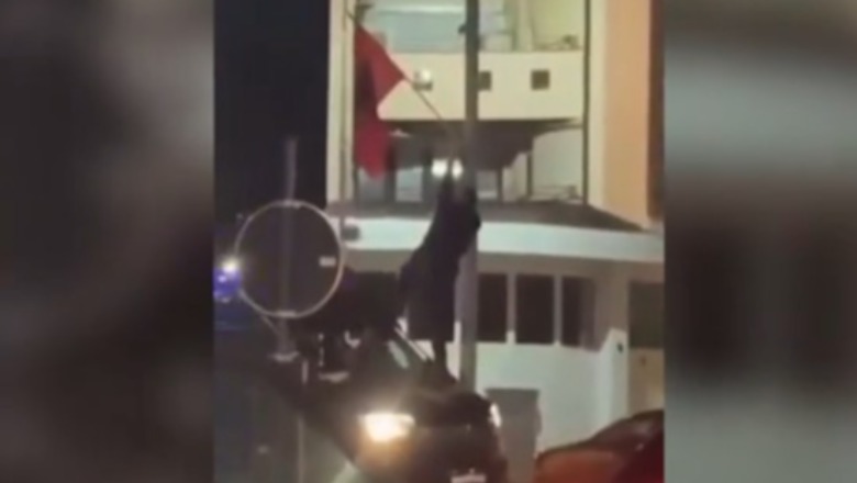 Skandal në Maqedoninë e Veriut, polici heq flamurin shqiptar të vendosur për festat e nëntorit! VIDEO kur e hedh në tokë