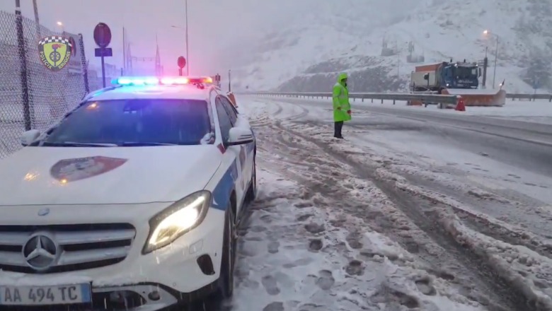 Reshjet e dendura të dëborës në Rrugën e Kombit dhe Bulqizë, policia apel shoferëve: Pajisuni me zinxhirë dhe goma dimërore, asnjë aks rrugor i bllokuar