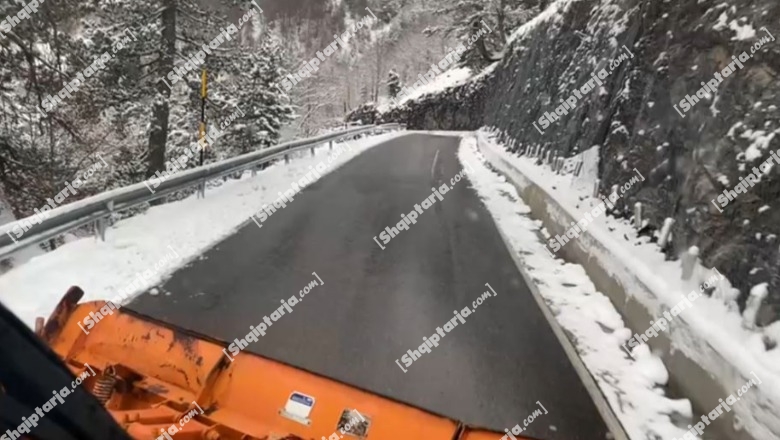 Reshje borë në Shkodër, qarkullimi pa probleme drejt Thethit e Bogës! Borëpastrueset në terren