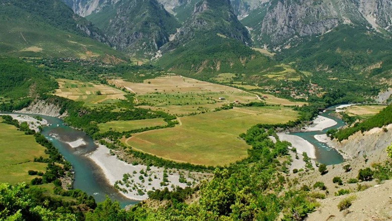 'Udhëtimi 200 km me kajak përgjatë Vjosës', BBC: Një prej lumenjve të egër dhe të fundit të Evropës