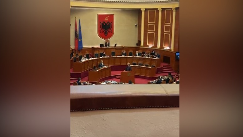 Buxheti 2025 në Parlament/ Deputeti Frrok Gjini ‘zapton’ foltoren, Spiropali: Edhe ju në kuadrin e malësorëve që e marrin fjalën vetë?!