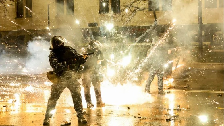 Gjeorgji/ Vijojnë protestat kundër vendimit për pezullimin e bisedimeve të anëtarësimit në BE! Policia akuzohet se ka torturuar protestuesit e arrestuar