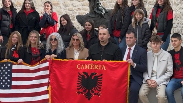 Të rinjtë me origjinë shqiptare, lindur në SHBA vizitojnë monumentin e Skënderbeut: Jemi krenarë për Shqipërinë dhe Heroin tonë Kombëtar