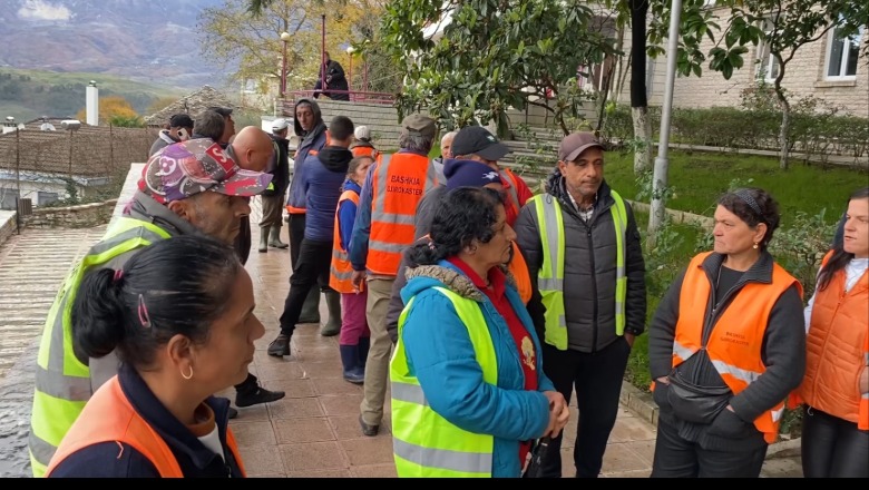 Punonjësit e pastrimit në Gjirokastër protestë para Bashkisë: Duam rritjen e pagave, na është premtuar prej një viti! Presion se do na heqin nga puna