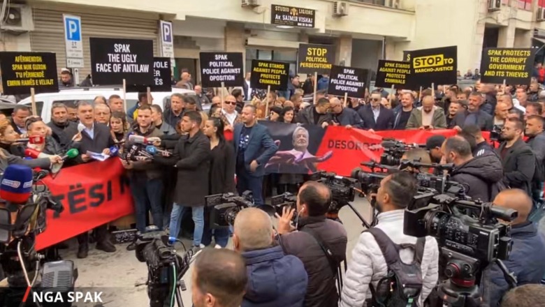 LIVE- ‘Jo drejtësi me regji’, dhjetëra militantë të PL protestë para SPAK! Blushi sulmon Dumanin: Mercenar i Ramës! Braktisen nga Berisha e PD