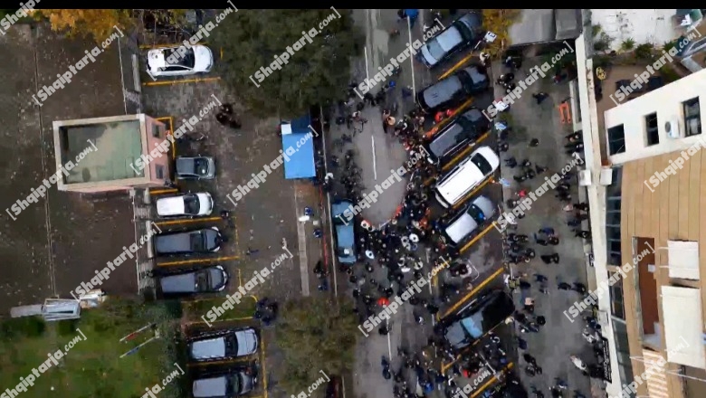 Militantët e PL protestë para SPAK: Drejtësi me regji! Meta sulm Dumanit nga burgu: Mercenar i Ramës! Braktisen nga Berisha e PD! Pamjet me DRON