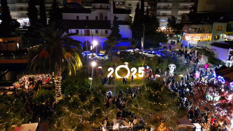 Saranda ndriçohet për Festat e Fundvitit, ceremonia në sheshin kryesor të qytetit mbledh qytetarë dhe vizitorë