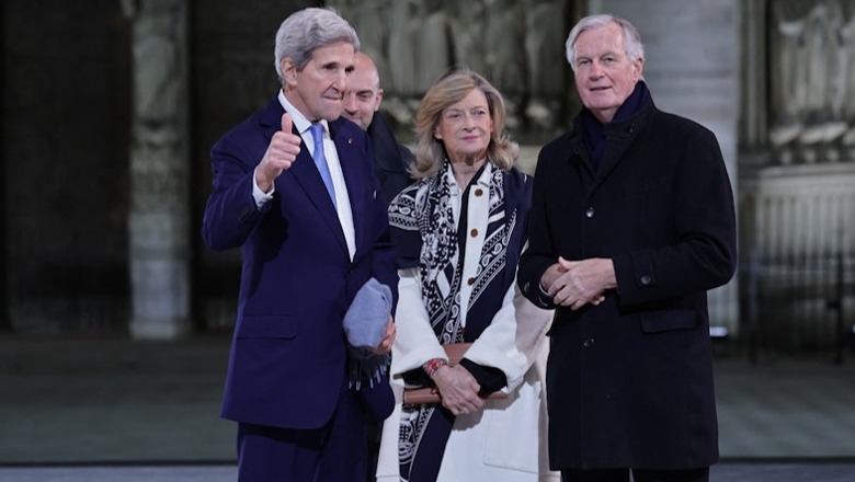 Kryeministri francez Barnier mbërrin në katedralen 'Notre-Dame', shoqëron ish Sekretarin amerikan të Shtetit John Kerry