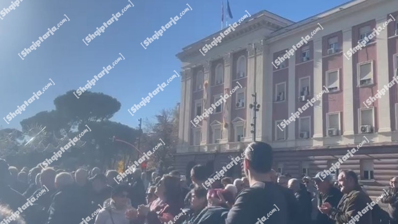 Pensionistët protestë te Kryeministria, kërkojnë përcaktimin e minimumit jetik dhe rritjen e pensioneve