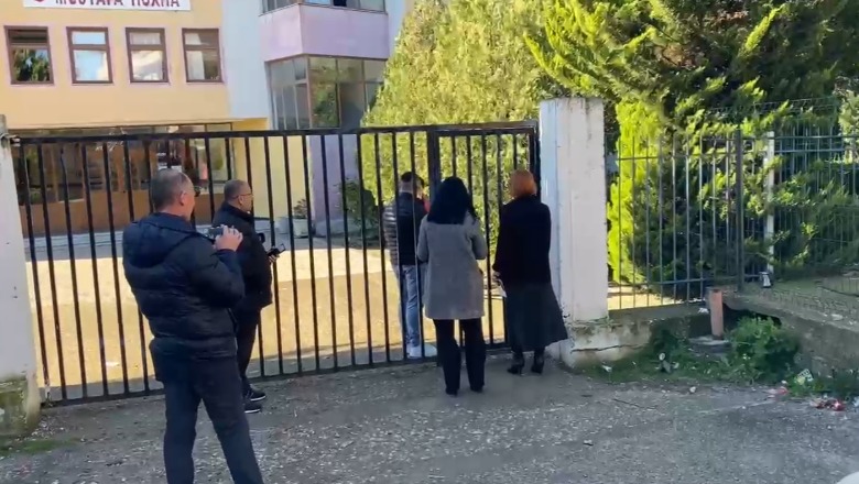 Fier/ 17-vjeçari plagos me thikë bashkëmoshatarin në gjimnazin e Cakranit, shoqërohet në polici! I plagosuri ndodhet në spital! Shkak një postim në Snapchat