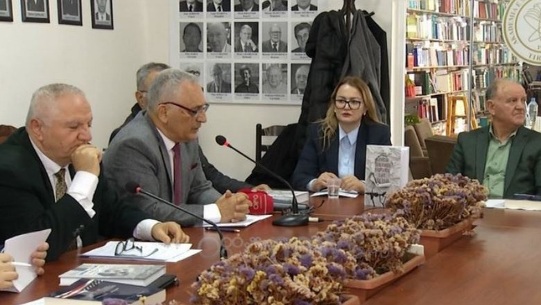 Akademikë nga Shqipëria e Kosova promovojnë librin 'Gjenocidi serb kundër shqiptarëve'