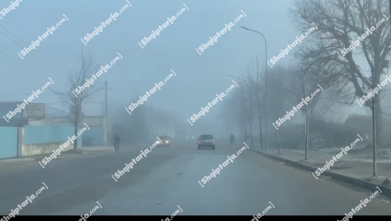 Mjegulla mbulon Korçën dhe akset nacionale, policia apel shoferëve: Qarkulloni me shpejtësi të reduktuar  (VIDEO)