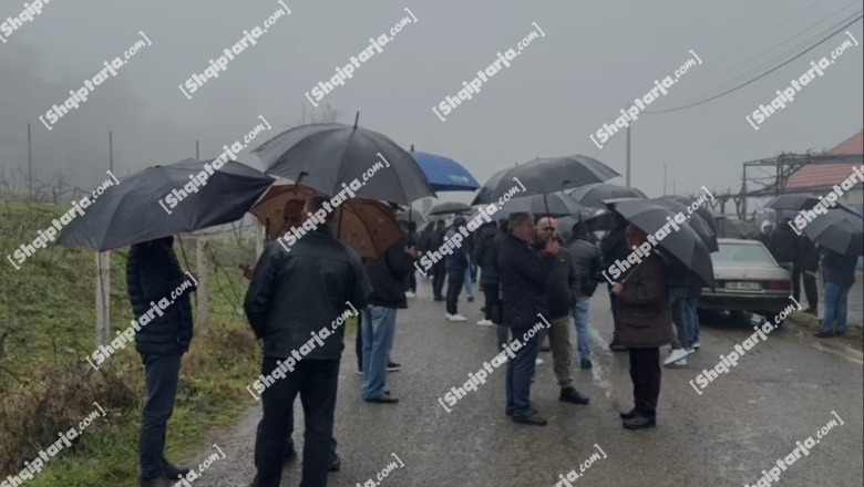 Degradimi i rrugës Rrëshen-Burrel, banorët e 10 fshatrave sfidojnë motin e keq dhe dalin në protestë: Të ndërhyhet, e pakalueshme!