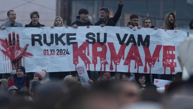 VIDEO/ Tentohet të shtypen me makinë protestuesit kundër Vuçiçit në Serbi