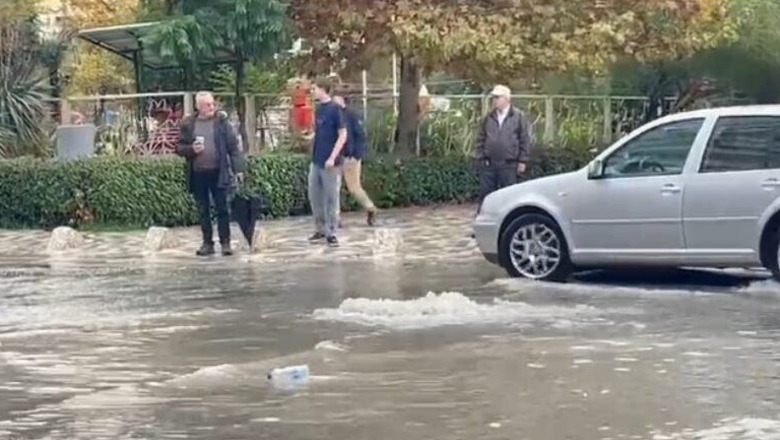 Moti i keq, frika nga reshjet e dendura, bashkia Vlorë bën thirrje qytetarëve: Mos parkoni makinat në këto zona