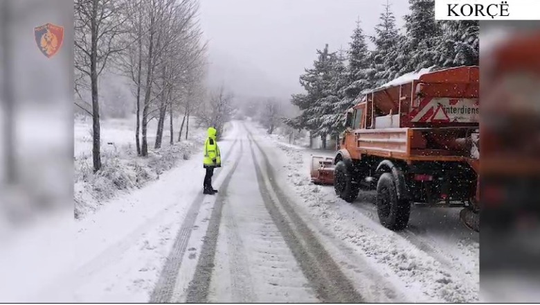 Moti i keq në Korçë/ Policia: Gatishmëri në të gjitha akset, janë të kalueshme pavarësisht borës! Ja këshillat për shoferët