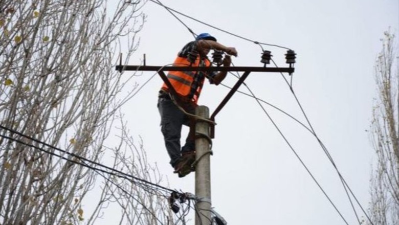 Moti i keq në Fier, reshjet intensive lënë pa energji elektrike Libofshën dhe rrethinat e saj