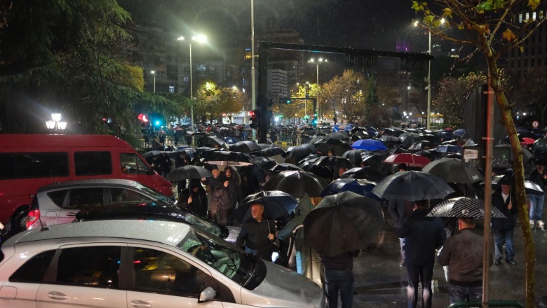 LIVE- Opozita në protestë, bllokon nyjet kryesore të Tiranës! Shoferët e indinjuar i bien borive! Bardhi: Kemi të drejtë të tubojmë! Policia: Po pengoni lëvizjen 