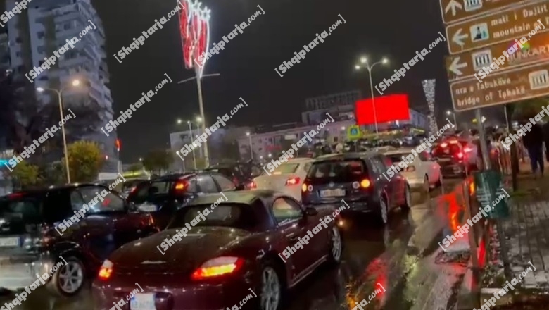 Protesta e PD-së/ Pjesëmarrje e ulët te Zogu i Zi, policia orienton drejtuesit e automjeteve të kalojnë në rrugë dytësore