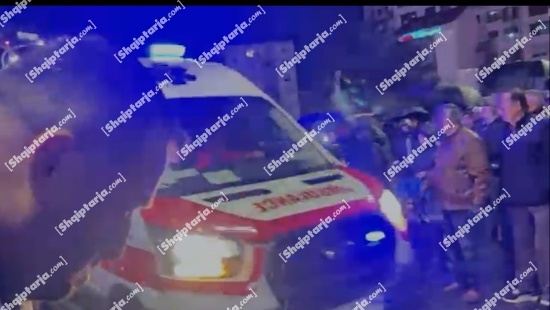 Mosbindja civile, protestuesit te Zogu i Zi i hapin rrugë ambulancës (VIDEO)