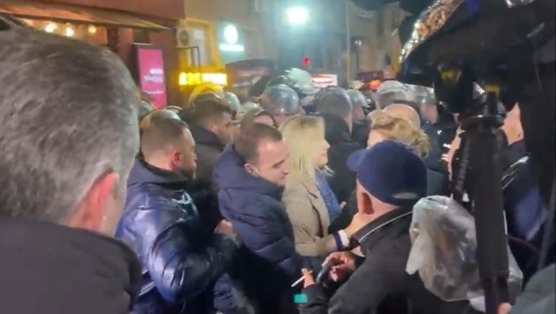 Acarohen gjakrat te sheshi Uilson, policia shtyn protestuesit, tentohet shpërndarja! Përplasje me deputetet Ina Zhupa dhe Erisa Xhixho, shoqërohet një protestues