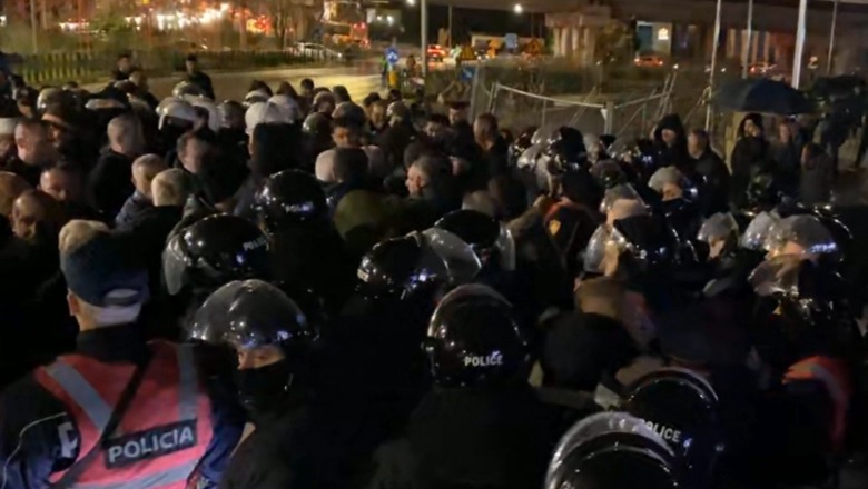 Protesta e PD/ Përplasje te Pallati me Shigjeta,  Policia tenton të shpërndajë protestuesit 