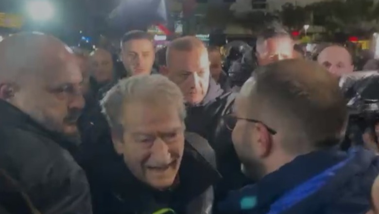 Berisha zbarkon te ‘Sheshi Uillson’, bën ‘qepalla’ dhe përqafime me Gazment Bardhin e Tedi Blushin! Protesta drejt mbylljes