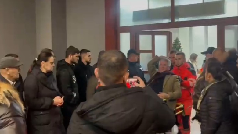 Humbi ndjenjat gjatë protestës, nga Trauma Gjekmarkaj transferohet te QSUNT (VIDEO)